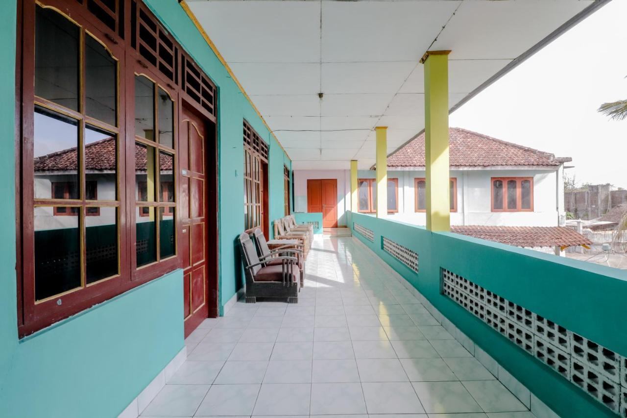Losmen Parikesit Bantul Buitenkant foto